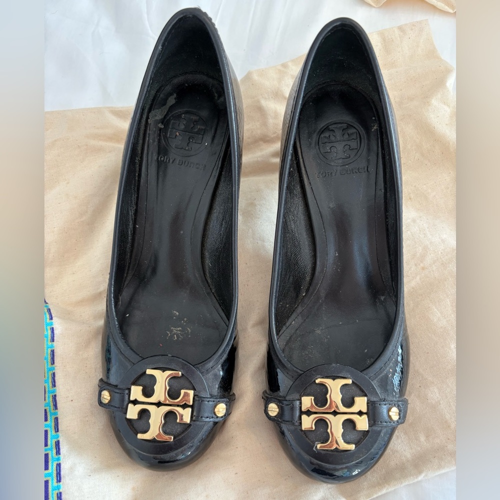 Tory Burch Black Patent Leather Pumps with Gold Logo